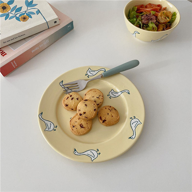 Cutelife Nordic Morden Yellow Cartoon Round Ceramic Plate Hot Plates Dessert Fruits Snake Wedding Plate Stands For Cakes