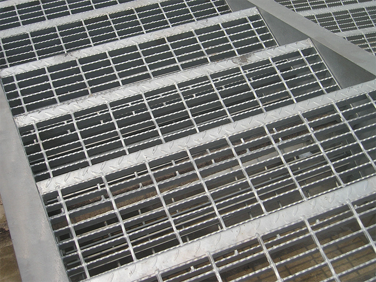 Hot Selling Cheap Q235B A36 SS304 Industrial Metal Flooring Nosing stair Treads Walkway