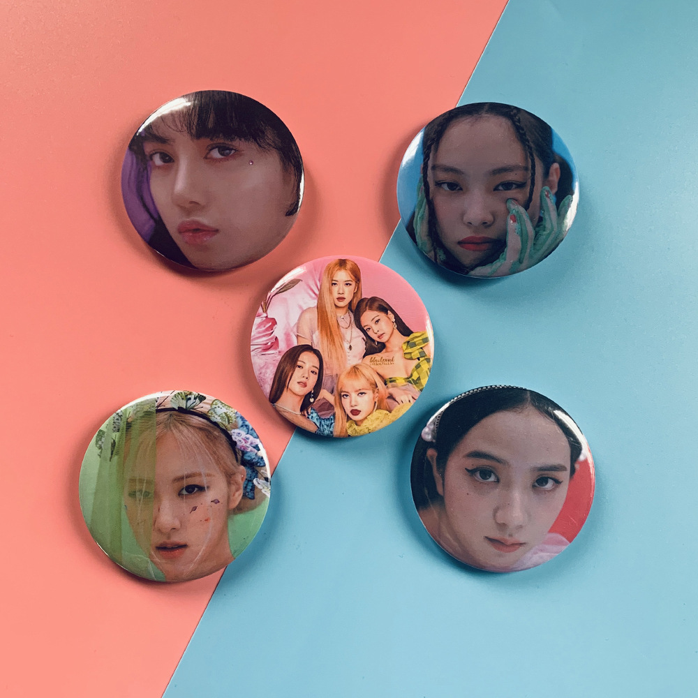 Оптовая продажа Kpop 2021 сезонные поздравления черная розовая мигание брошь значок Кнопка значок