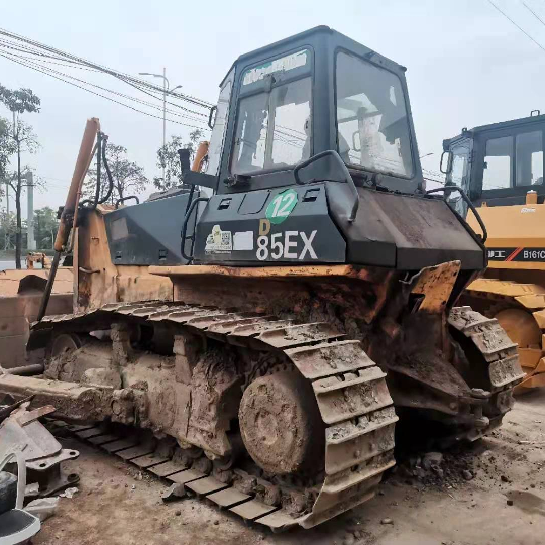 Занимается продажей б/у бульдозер D65E-12