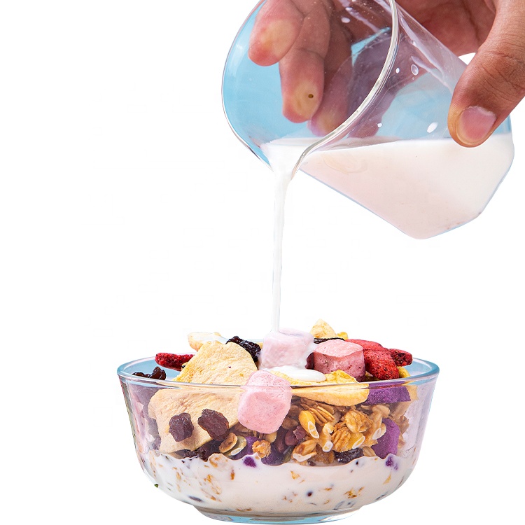 Питательные замороженные фрукты и орехи, зерна Muesli, семена ЧИА для завтрака, запеченные злаки с клубникой и сыром
