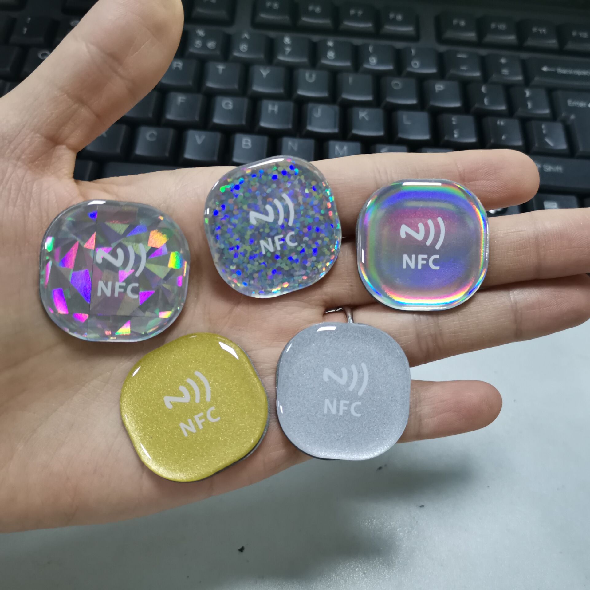 Заводская цена, бесплатный образец, яркие наклейки 13,56 МГц NTAG213 NFC, водонепроницаемая эпоксидная этикетка, клейкая NFC-метка для телефона