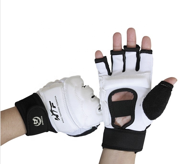 Бесплатная доставка по всему миру Половина Finger TKD перчатки искусственная кожа ММА Kick боксёрские перчатки для занятия Каратэ Муай Тай перчатки для тхэквондо