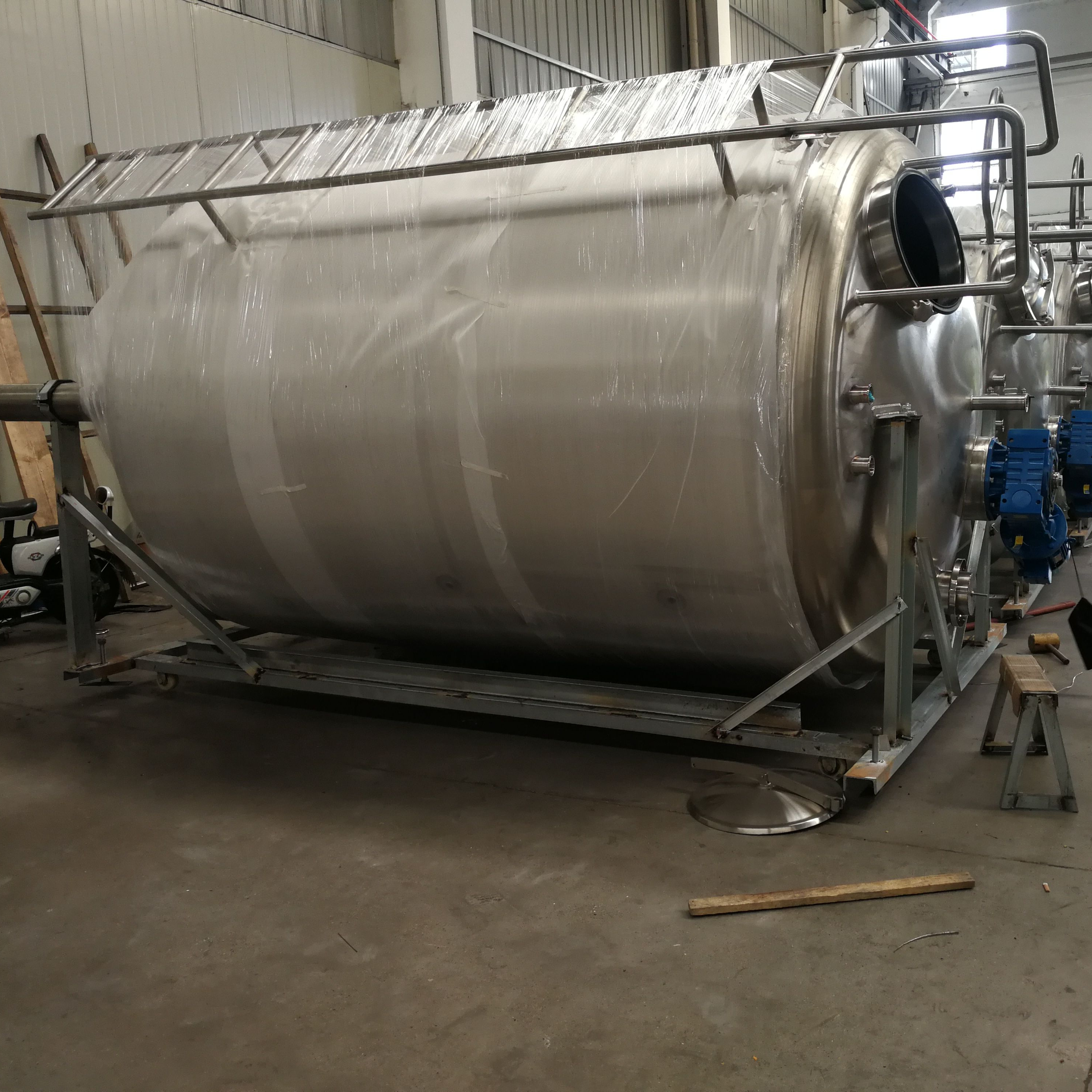 Stainless steel sugar dissolving tank with insulation