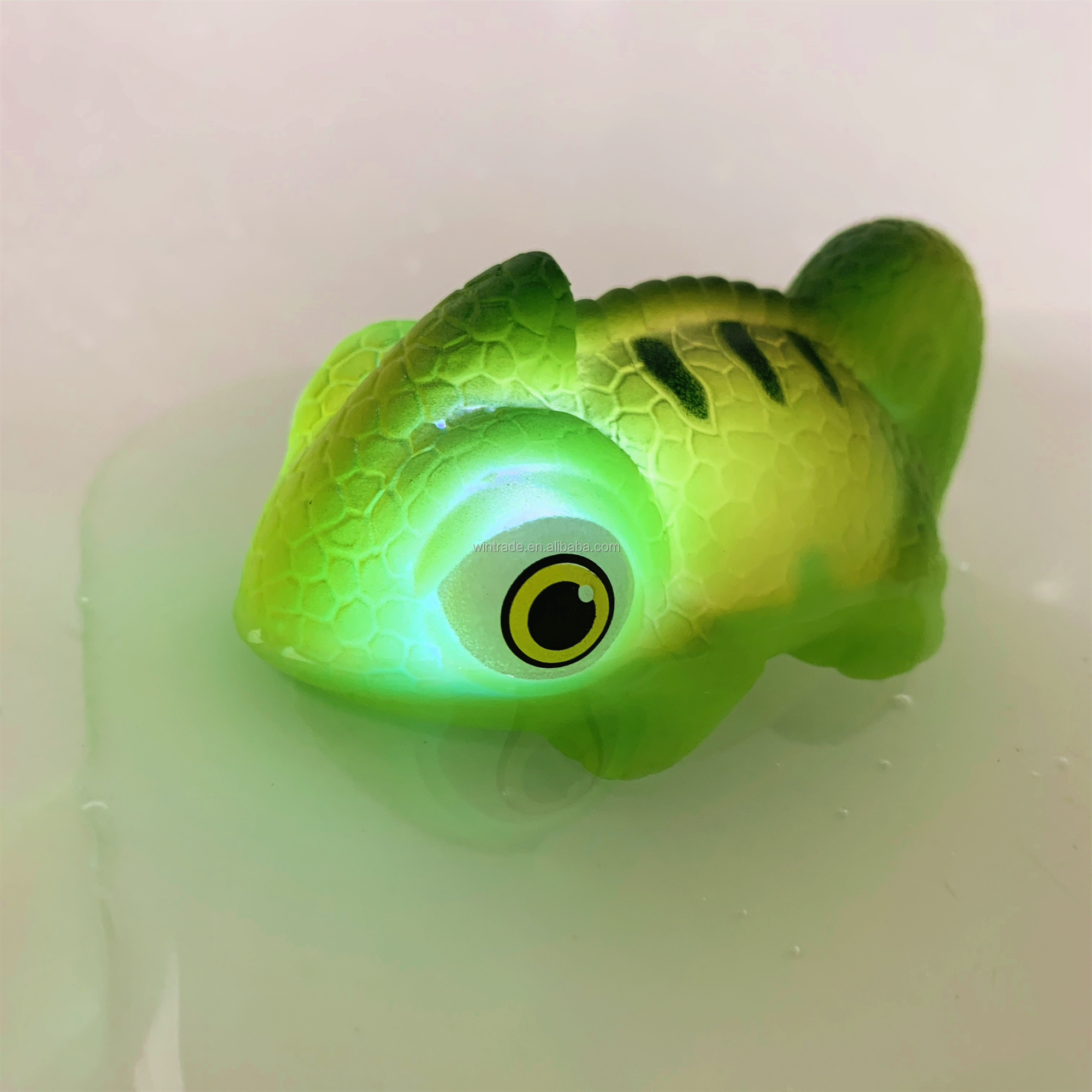 Floating cartoon water sensing toy light up bath lizard toy for kids