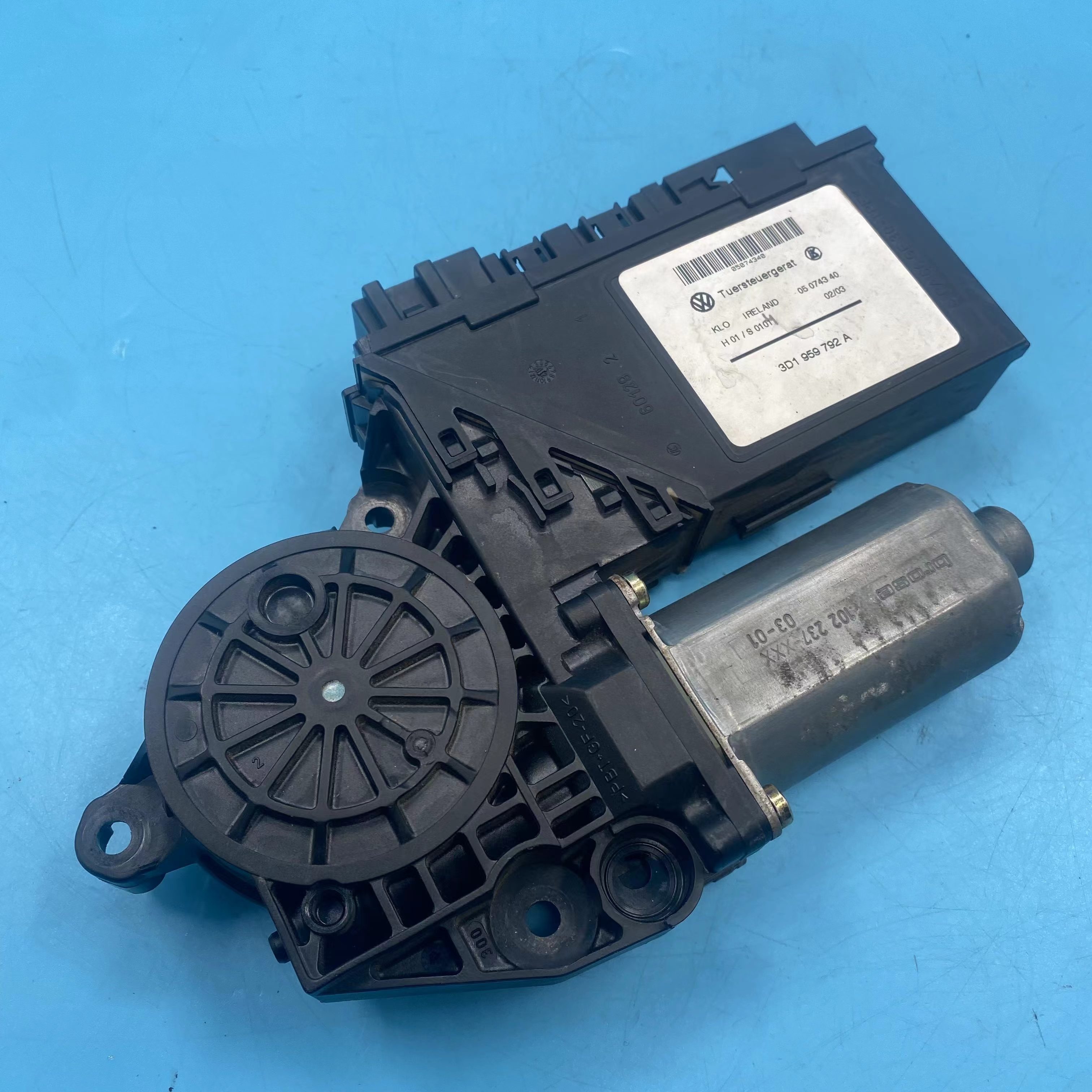 Мотор правого переднего стеклоподъемника oem 95562470202 для porsche cayenne 9PA