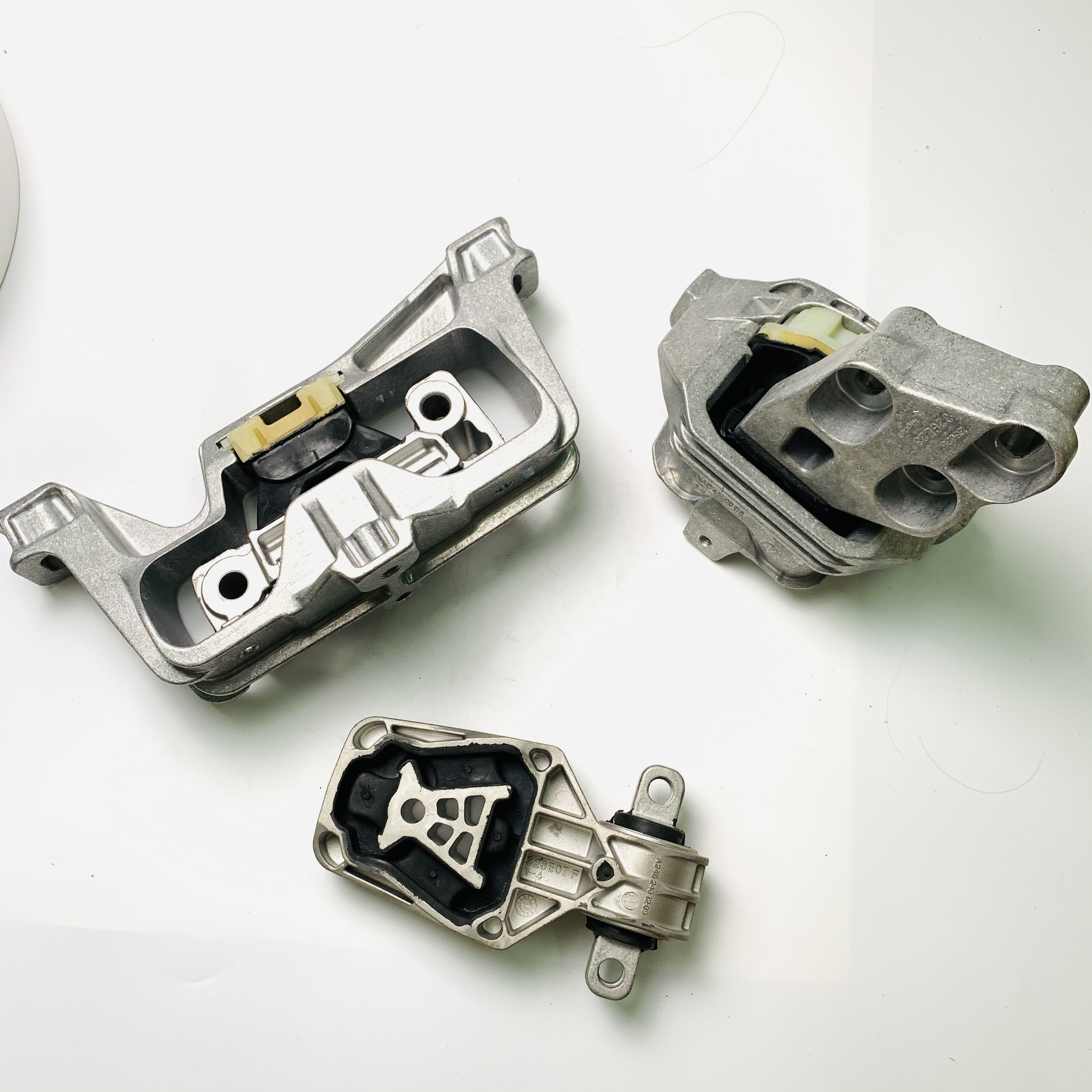 2462401209 High quality Auto Parts Engine Mount for Mercedes Benz W246 W176 W156 W117 M270