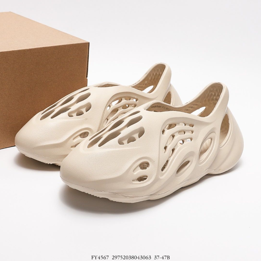 Latest Stylish Summer Outdoor Unisex Yeezy Foam Runner Moon Grey Beige Sandal Mxcrcl Yeezi Sandal With Shoe Box
