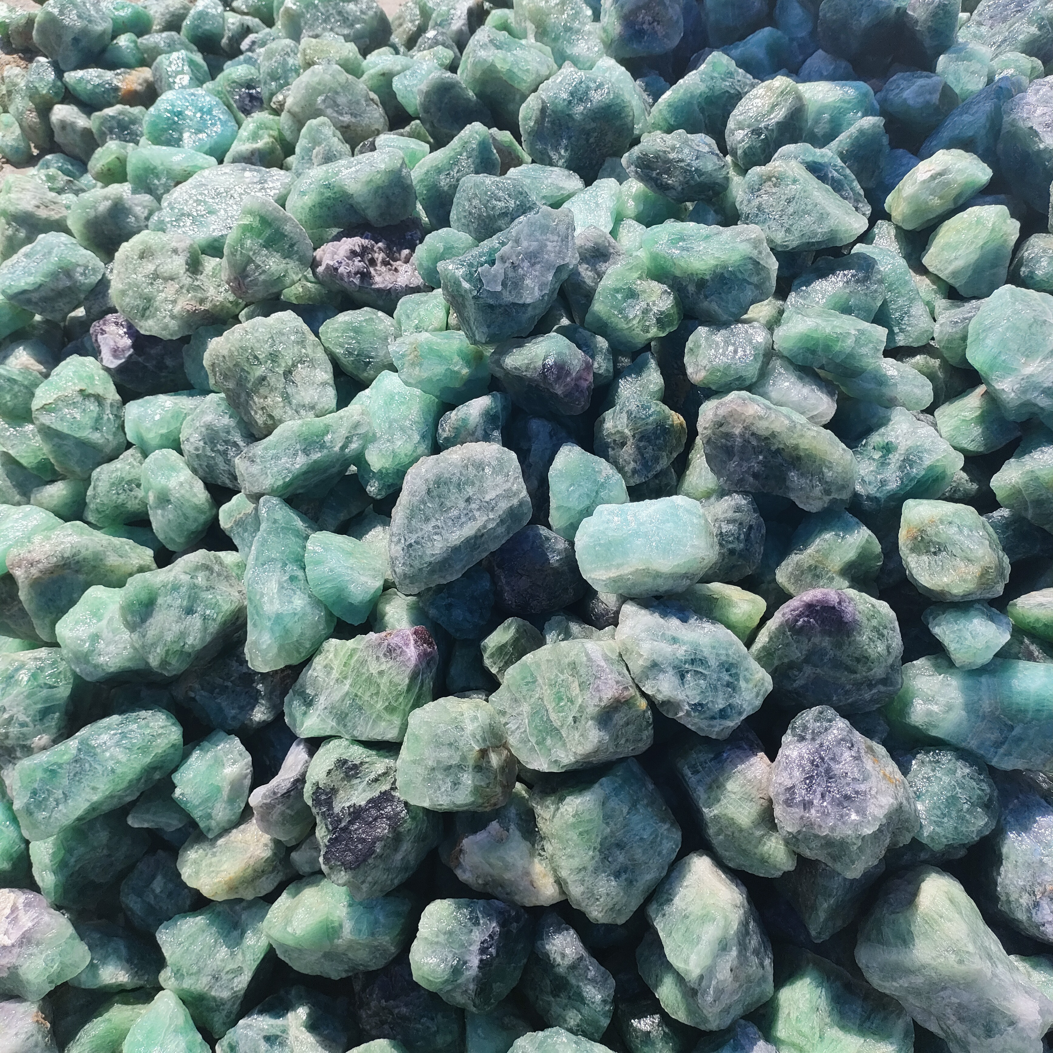 Supply rough natural crystal crushed stone healing stone rough green fluorite tumbling stone