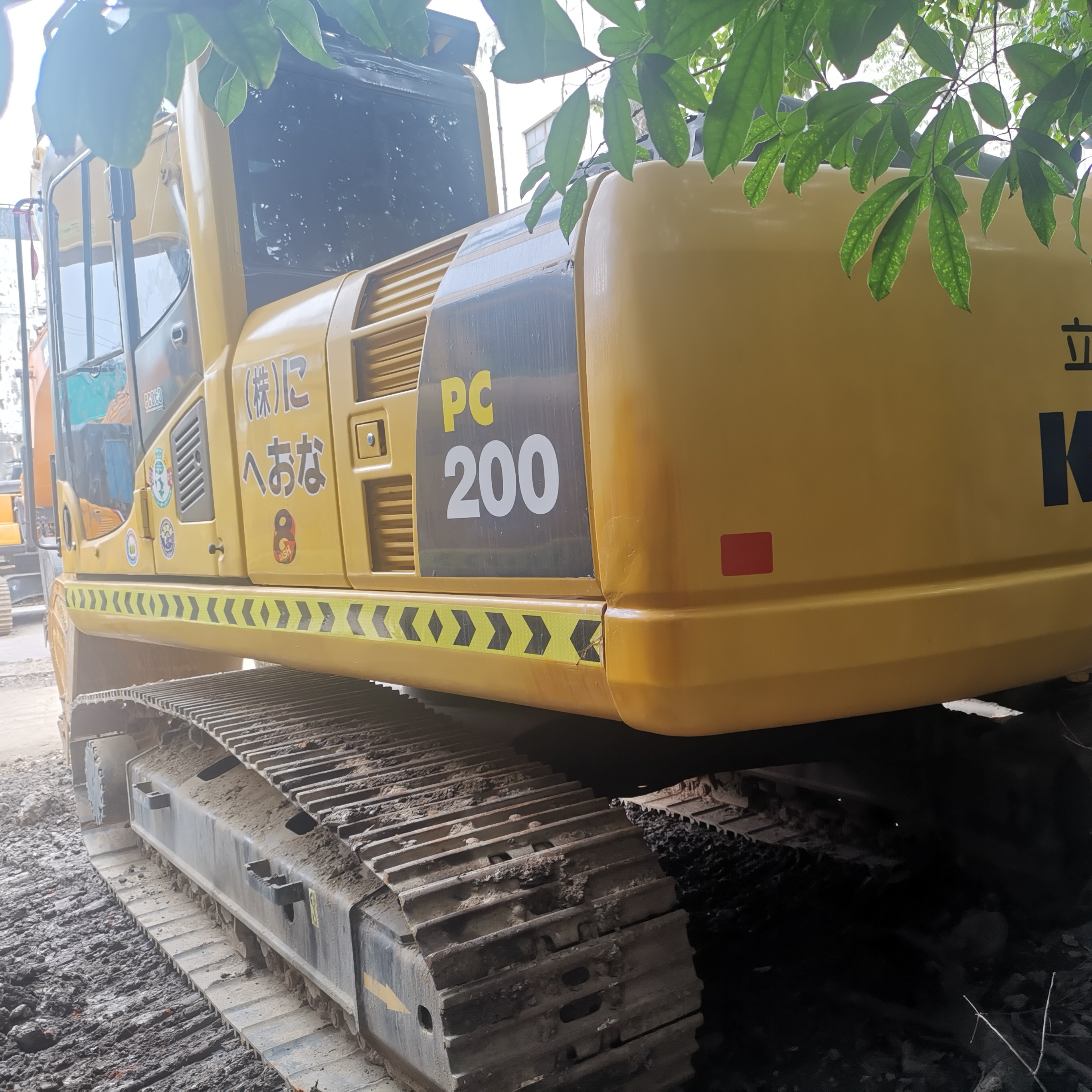 Япония оригинальный Komatsu PC200-8 гусеничный экскаватор для продажи в Шанхае