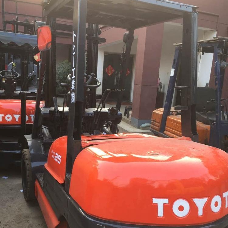 Подержанный вилочный погрузчик Toyota 2,5 тонн, дизельные вилочные погрузчики в продаже в хорошем состоянии в Шанхае