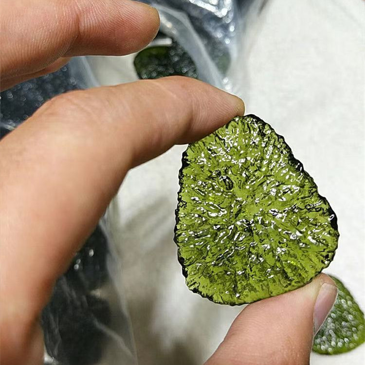 Bluk оптовая продажа, зеленый камень Moldavite, Хрустальный грубый камень для украшения
