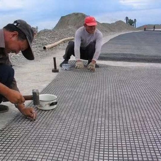 Bitumen Coated Fiberglass Geogrid Price Knitted By Fiberglass Filaments For Reinforcement