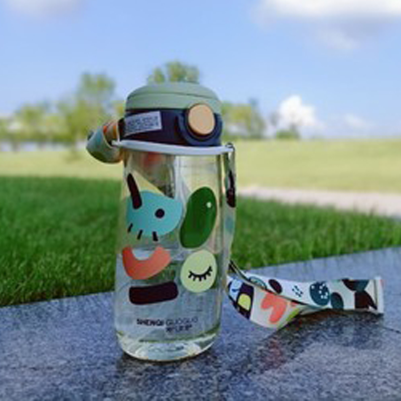 Бутылка для воды DesignsKids с соломинкой и встроенной петлей, изготовлена из прочного пластика, герметичная конструкция (16 унций)