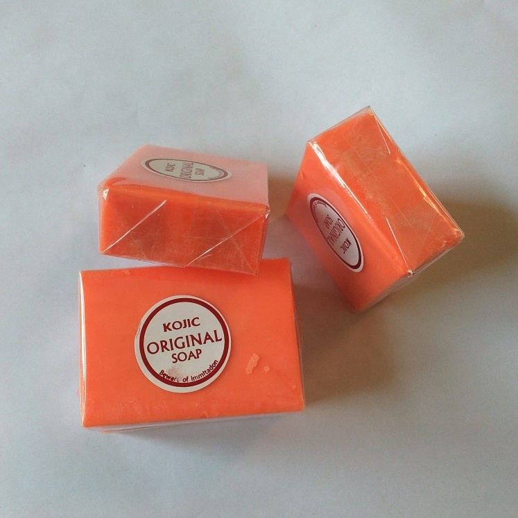 Органическое антибактериальное мыло Kojic IDOLE Papaya Отбеливающее 135 грамм прямоугольной формы