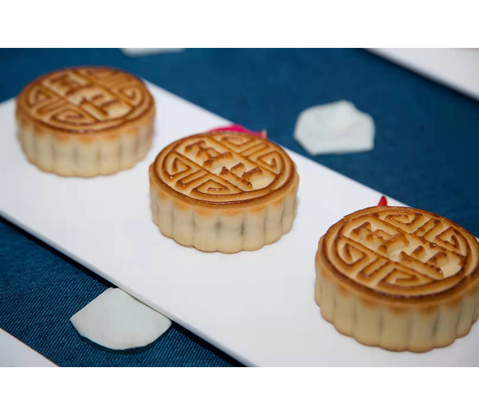 Factory Direct Flow Heart Custard Moon Cakes Bulk Mid-autumn Moon Cakes
