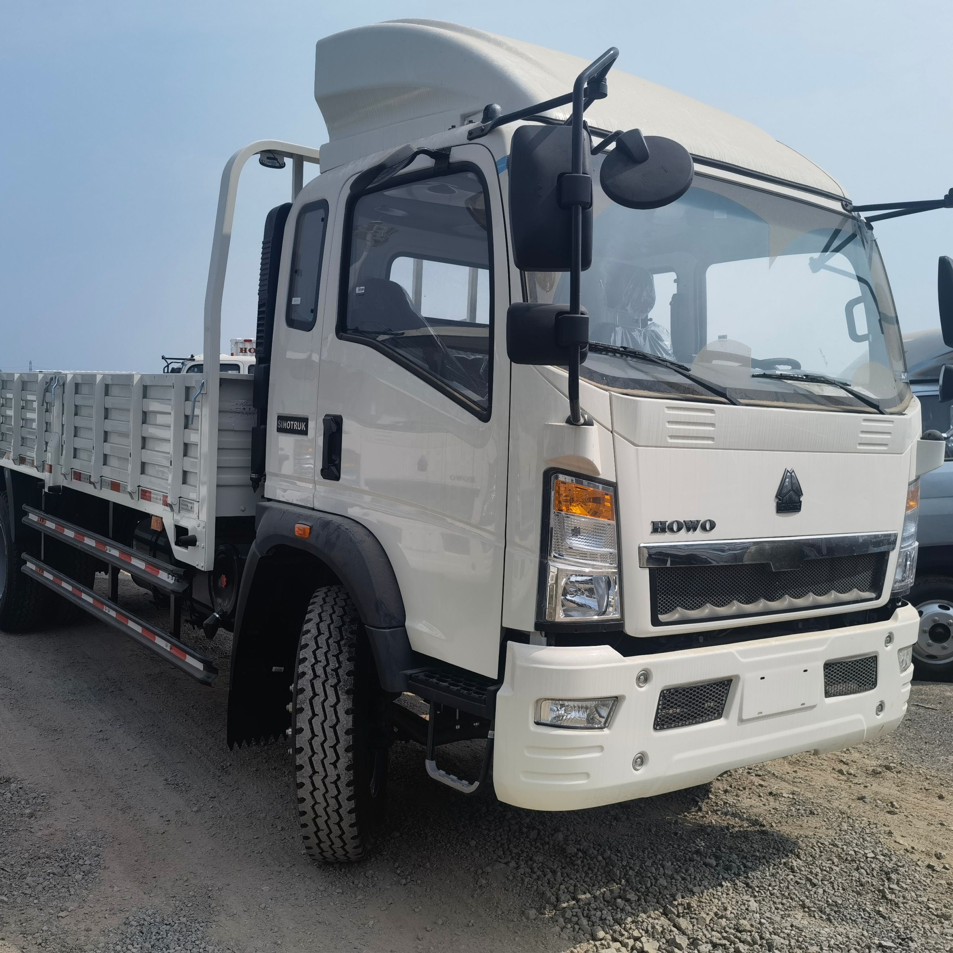 Mini Cargo Van for Sale HOWO Van Truck Sale China Cheap 10 tons SINOTRUK 4X2 Cargo Truck LHD ZZ1167G4715C1