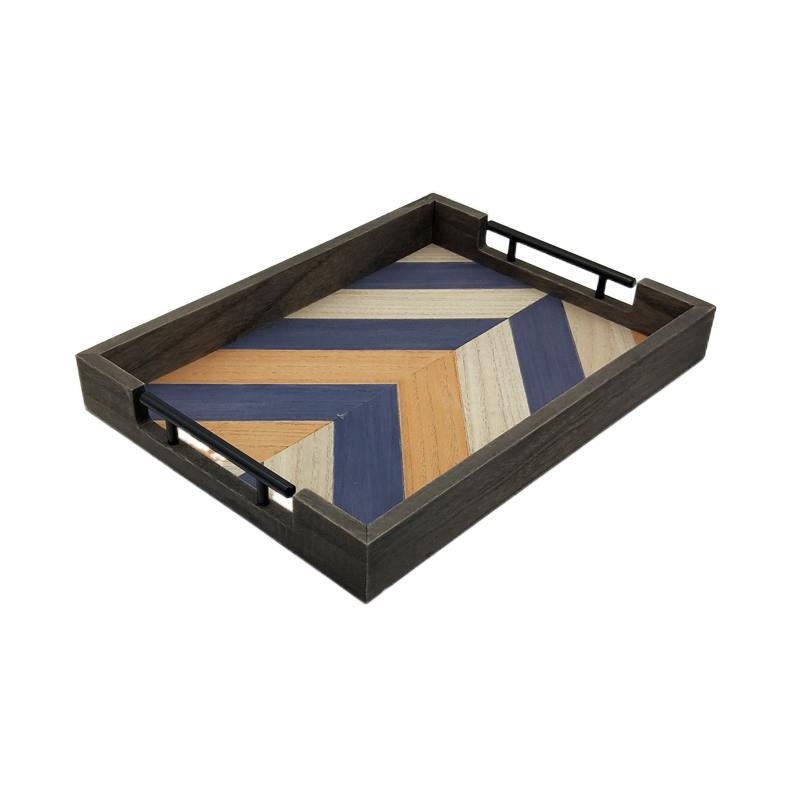 The wooden splicing tray is used as a serving tray in the hotel restaurant or as a decorative tray for cakes and cheese