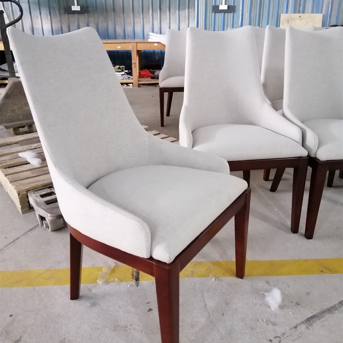 American Hotel Furniture Upholstered Fabric Tufted Backrest Retro Dining Chair