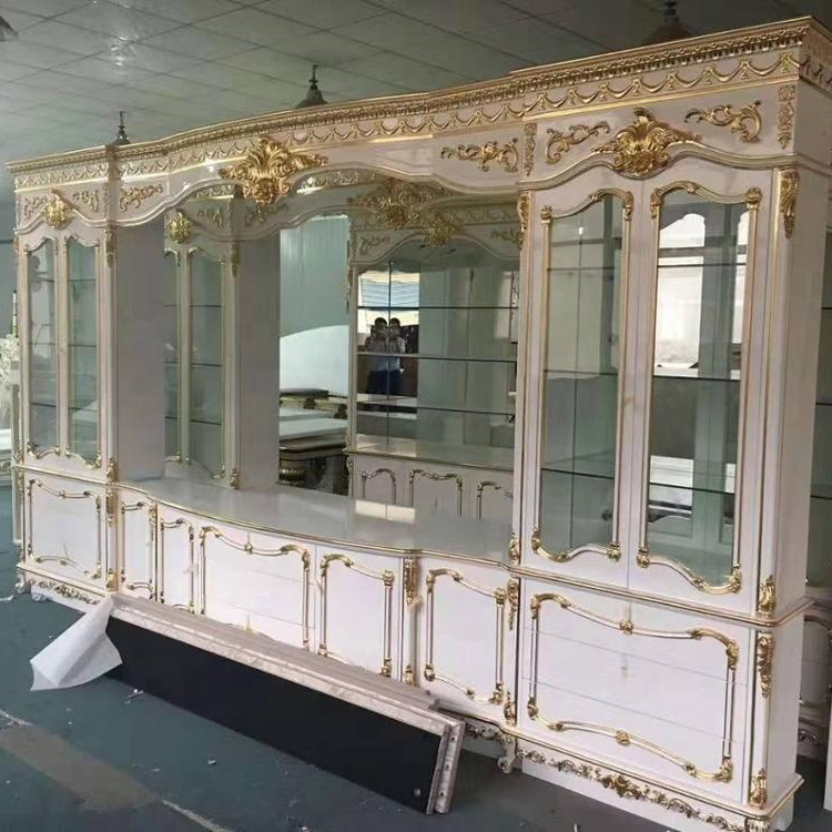 Европейский классический телевизор и стеклянный винный шкаф