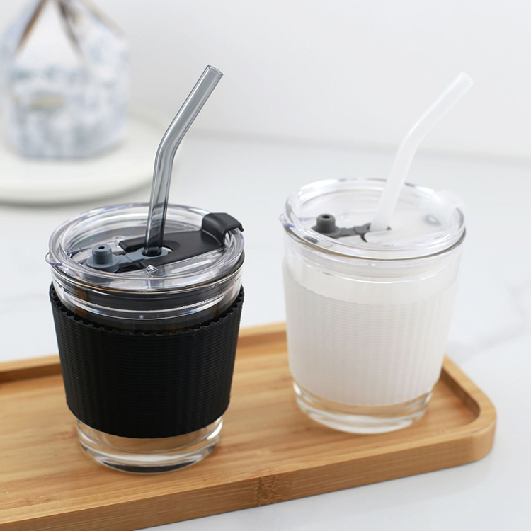 Hot Selling Net Celebrity Fashion Thermal Insulation Silicone Sleeve Clear With Lid Glass Straw Cup