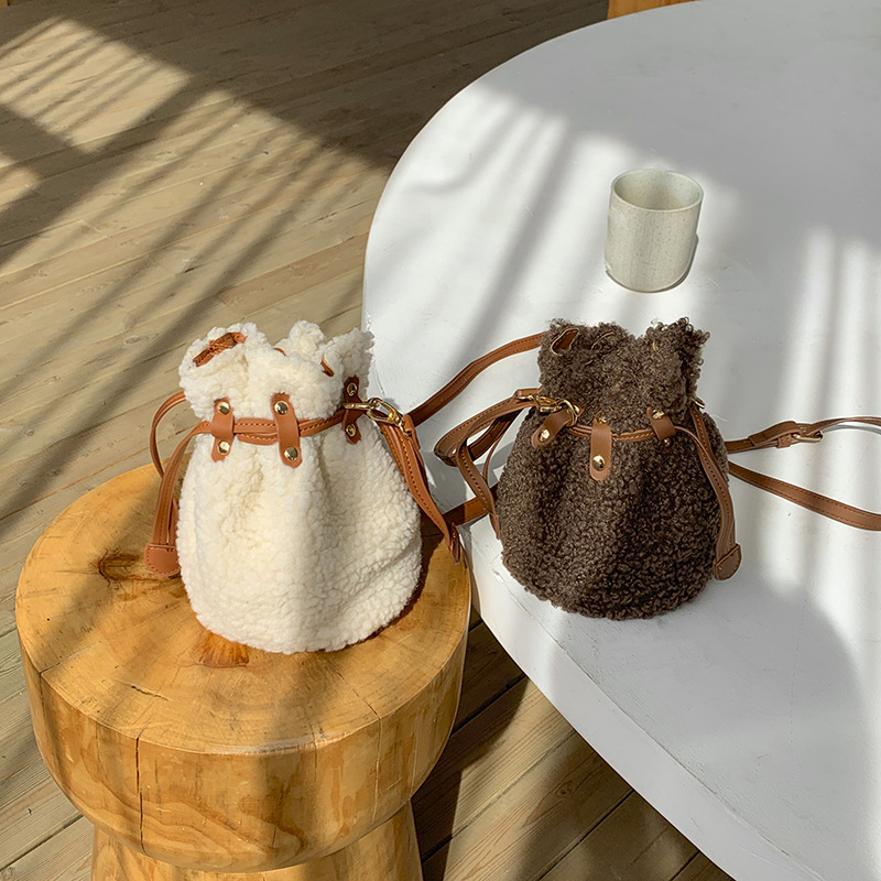 OEM Trendy Lambs Wool Mini Women Messenger Bags for Winter Warm Plush Sling Bag Leather Strap Bucket Bag