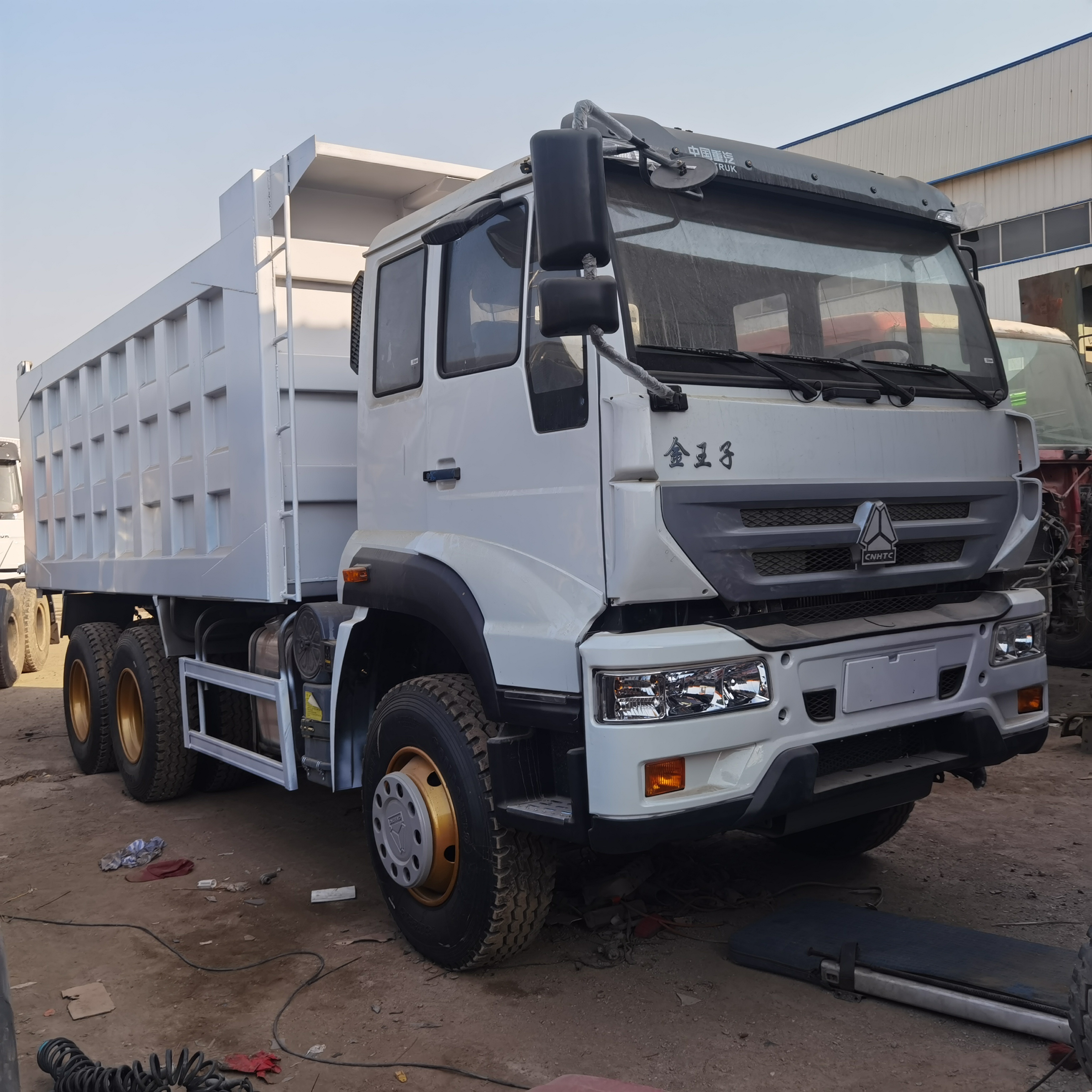 Отличное качество, прямые продажи с завода, полностью функциональный sinotruk hw19712, тяжелый грузовик golden prince