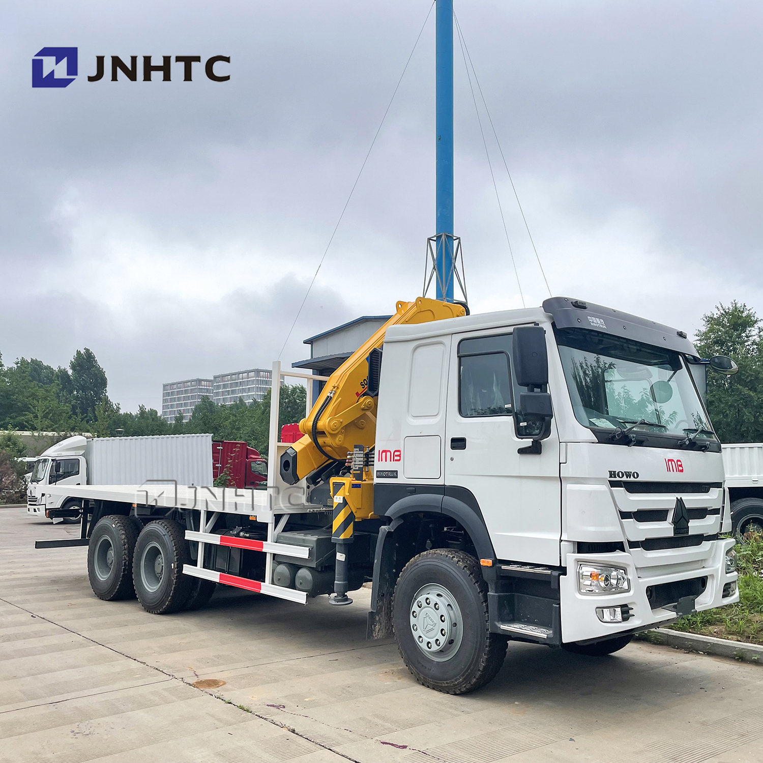 SINOTRUK HOWO LHD Cargo Truck With Flatbed Trailer Boom Crane Truck 10T Lifting Capacity