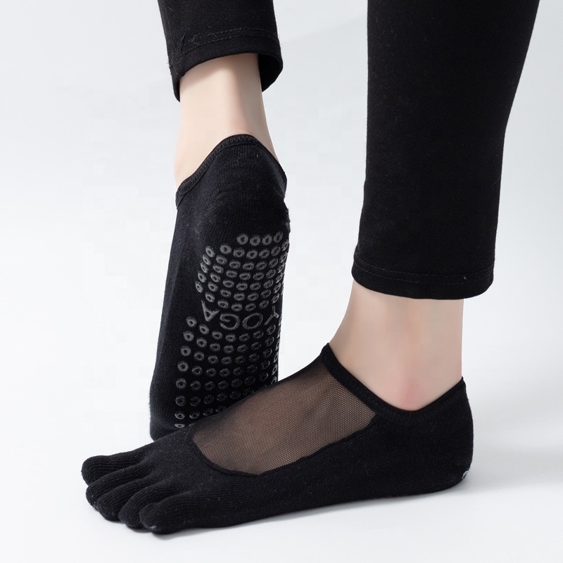 wholesale fashion new design 5 finger train socks yoga pilates socks 5 toe non slip pilates socks with grips for women