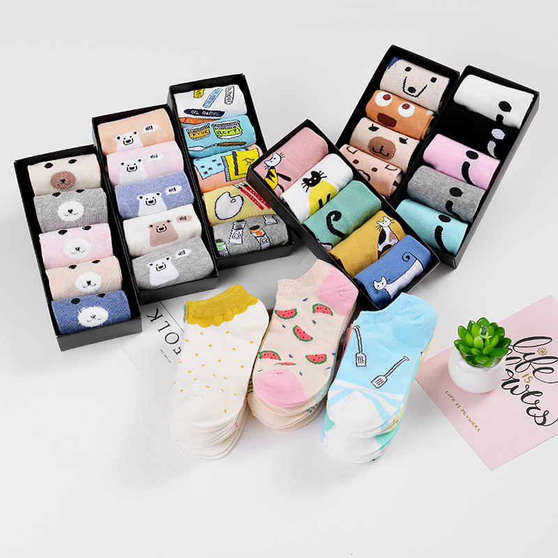 Wholesale Korean style weekend figure box unisex women socks set