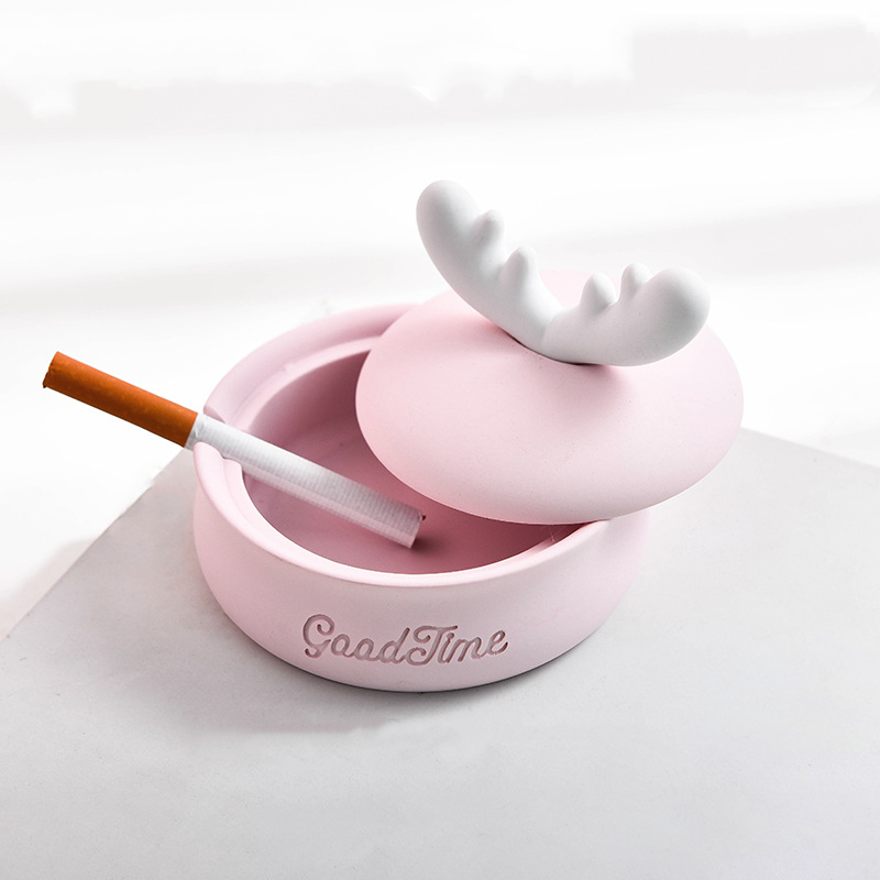 2021 new manufacturer hot sale cartoon ashtray with lid creative girl heart ashtray easy to clean ashtray