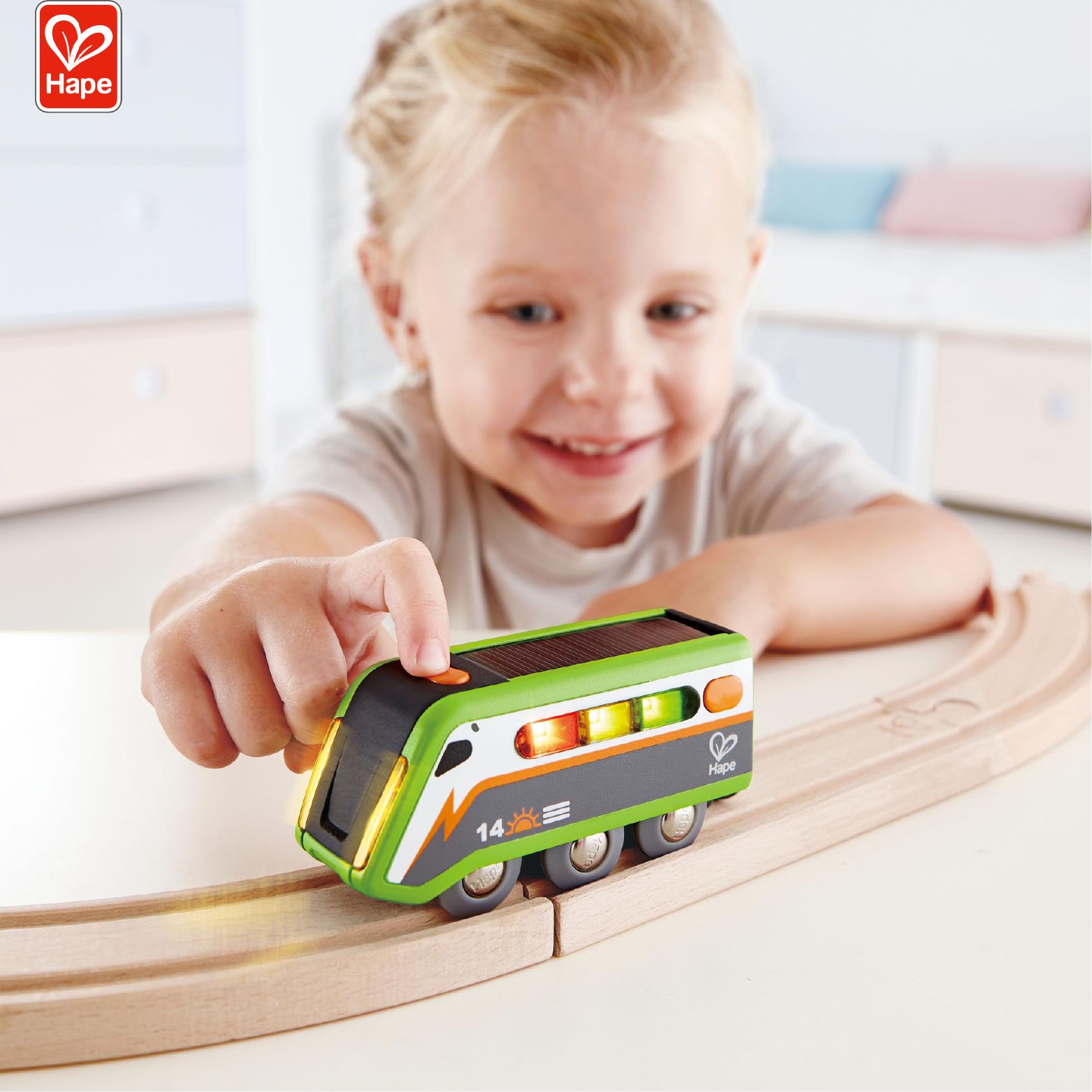 Hape slot toys Education Toys 3Y+ Solar-Powered Engine Toy Train Set With Plastic Tracks