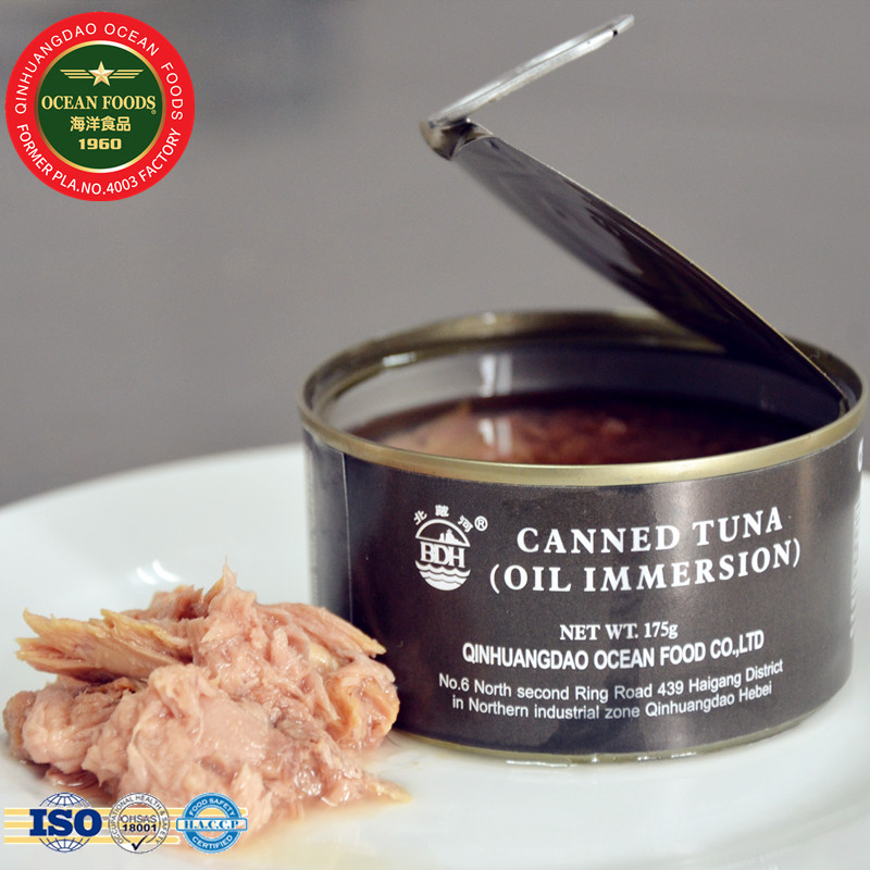 Вкусный консервированный тунец, морепродукты в консервировке, готовые к употреблению