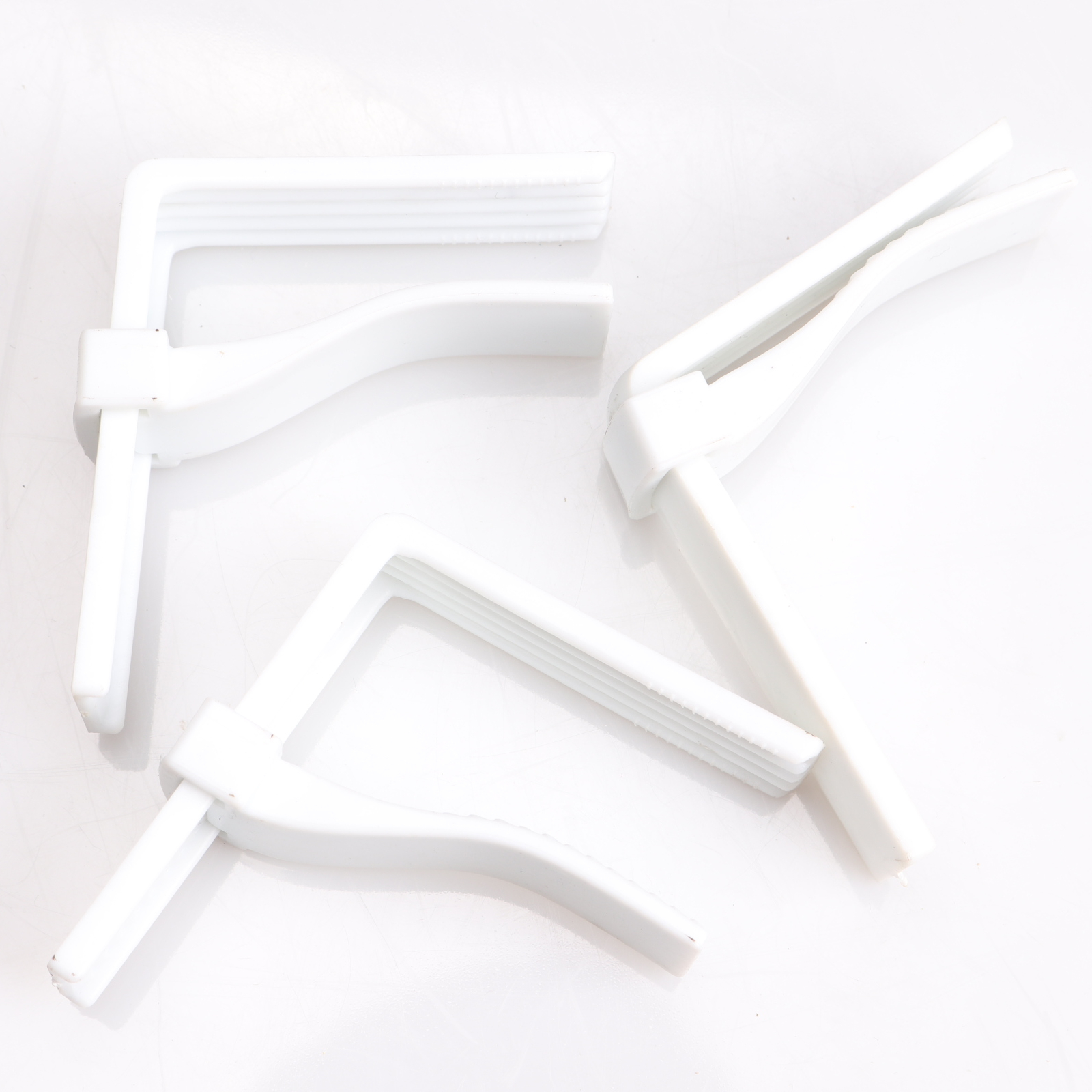 AMZ Hot Sale 6pcs/Set Adjustable plasticTable Cloth Clip Table Cover Holder Party Picnic Clips