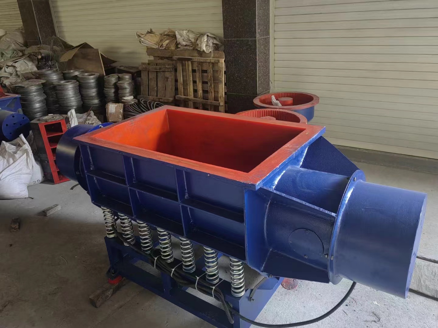 Straight groove vibration grinder rectangular metal polishing and deburring machine