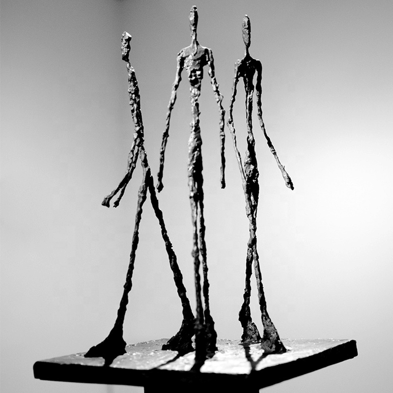 Абстрактная бронзовая скульптура Giacometti в натуральную величину тройного ходящего человека