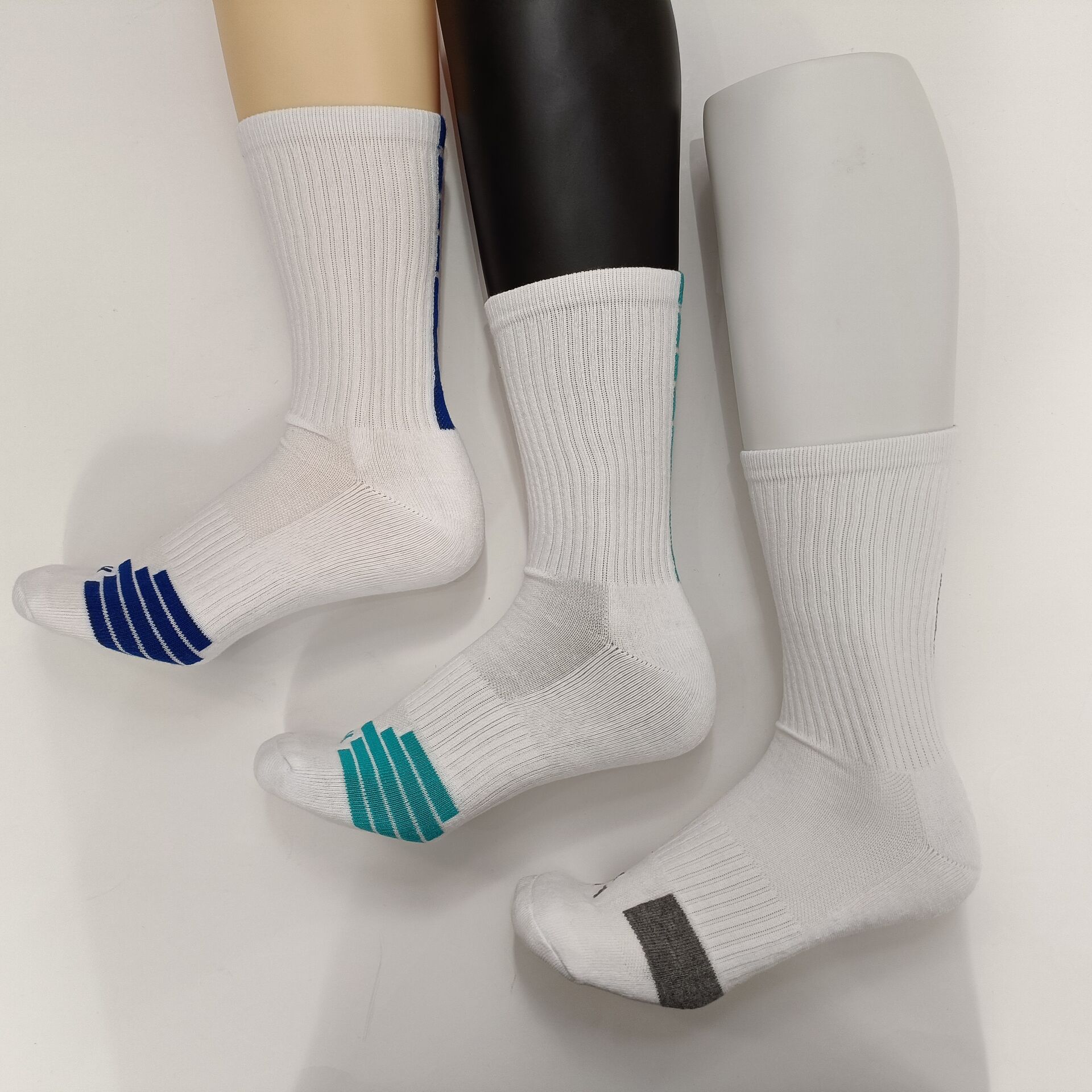 HY-S-012 Sports Crew Terry Anti-Slip Socks Made Of Cotton Polyester Custom Size Color Socks