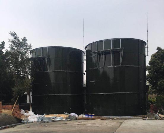 Стекло сплавлено к стальному болтовому танку