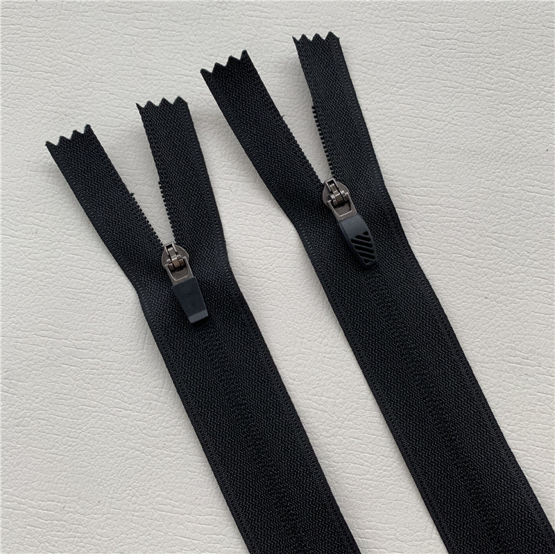 Factory Wholesale Plastic Customized 3 # Nylon Close-end Fashion Reverse Invisible Zipper Stopper Rubber Zip Puller