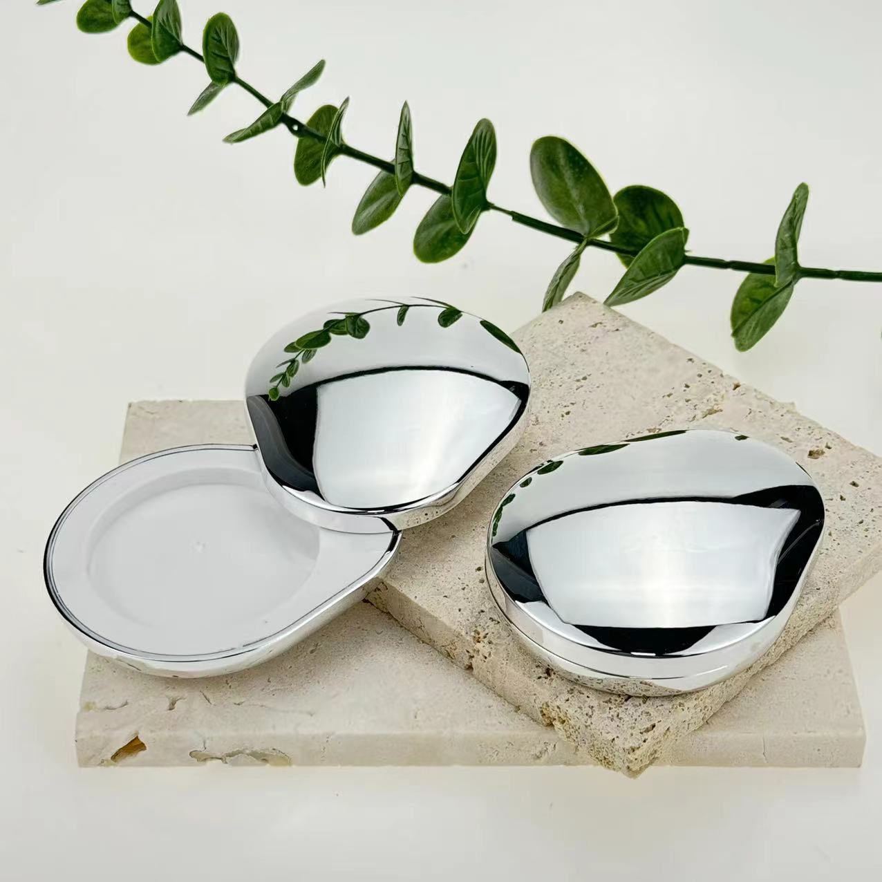New single unique peach-shaped empty eyeshadow case luxury silver plastic eyeshadow palette container