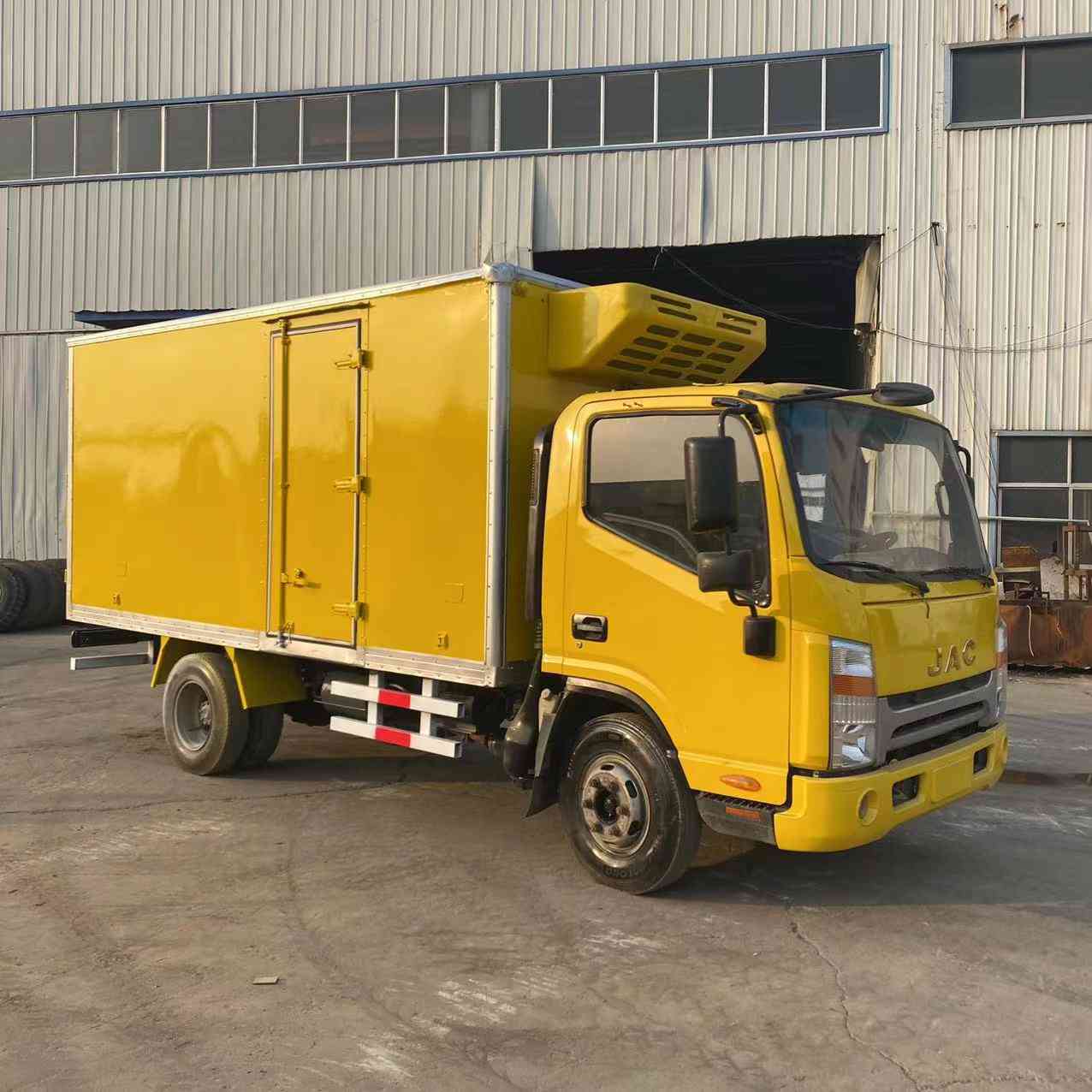 Б/у небольшие рефрижераторные грузовики 4x2 3 тонны 5 тонны холодильные грузовики на продажу