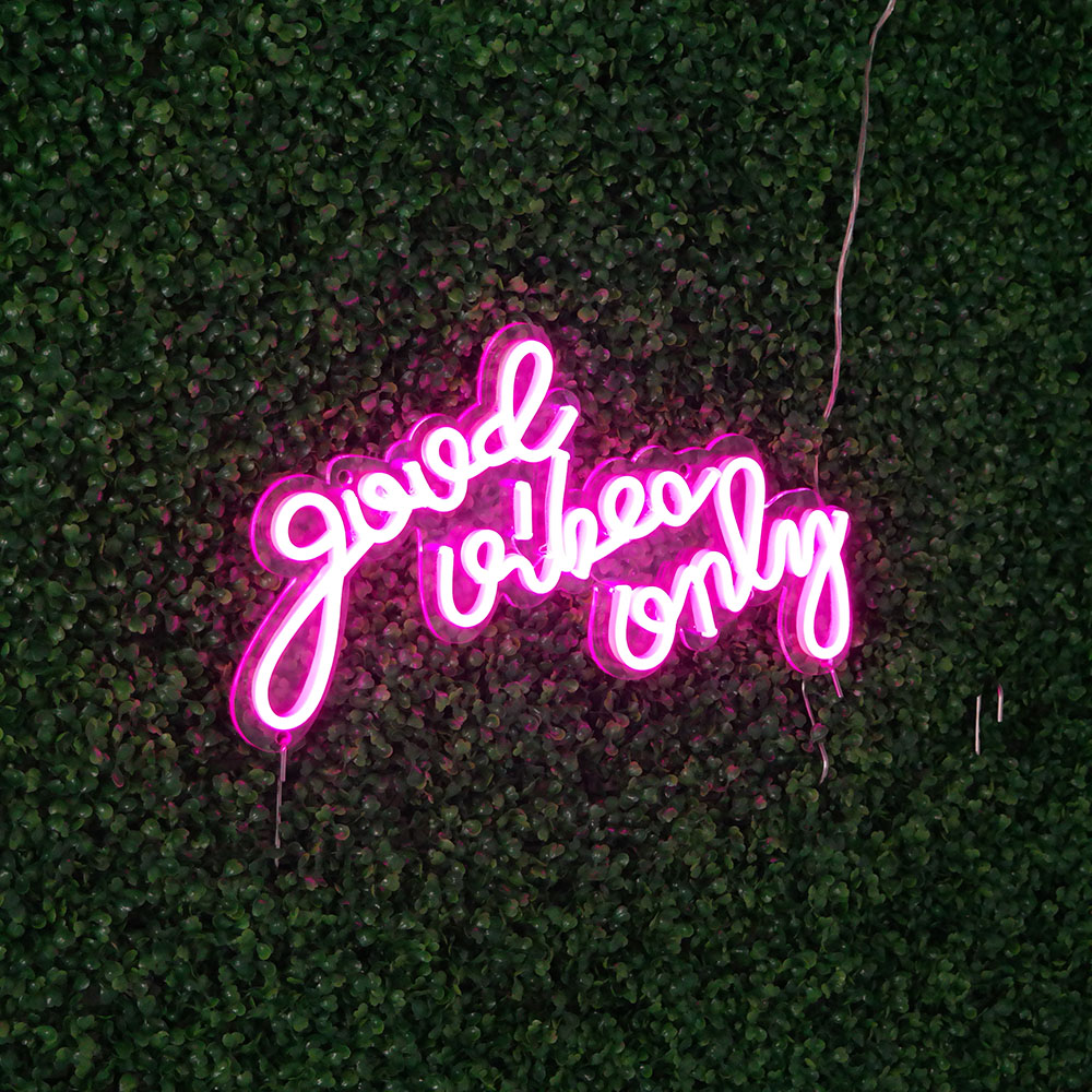 Неоновая вывеска на заказ «good vibes only» розового цвета