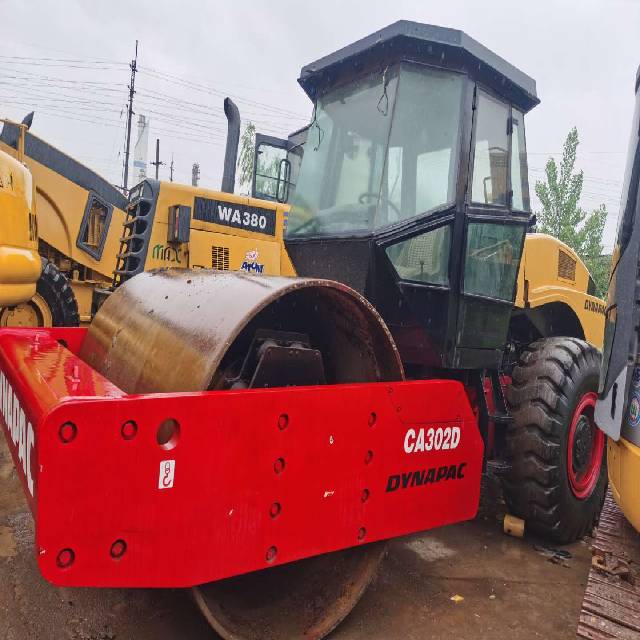 Б/у дорожный каток CA302D с хорошей эффективностью, разумная цена, лучший продукт