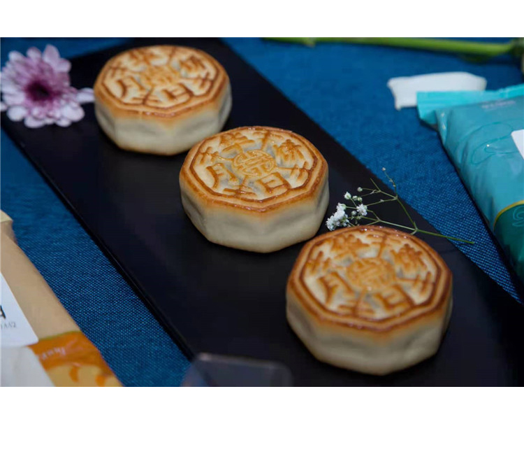 Factory Direct Sales Cantonese-style Pastry Quicksand Egg Yolk Mid-autumn Pastry Multi-flavored