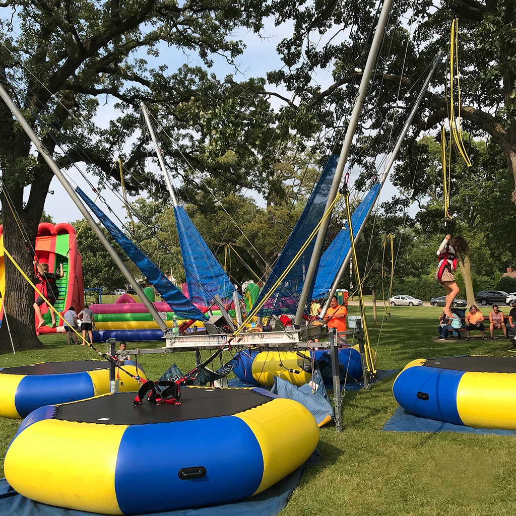Custom made 4 persons inflatable bungee trampoline with removable control machine for outdoor entertainment