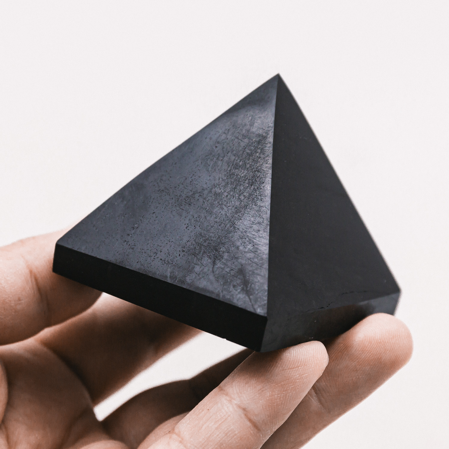 Высокое качество Shungite пресс-папье лечебные камни натуральный кристалл Пирамида резьба ремесла
