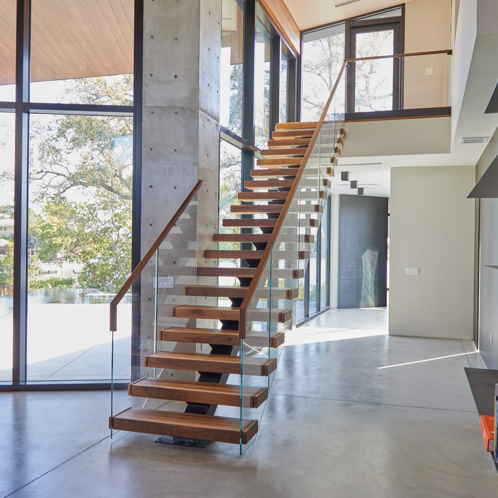 High Quality Steel Mono Stringer Wooden Step Indoor Staircase with Tempered Glass Railing