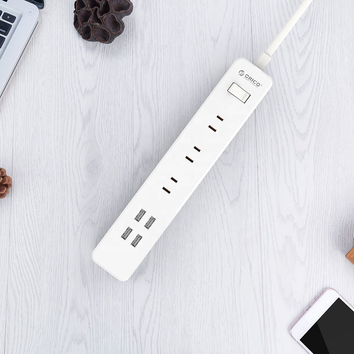 Сетевой фильтр с 3 розетками переменного тока и 4 портами USB для зарядки