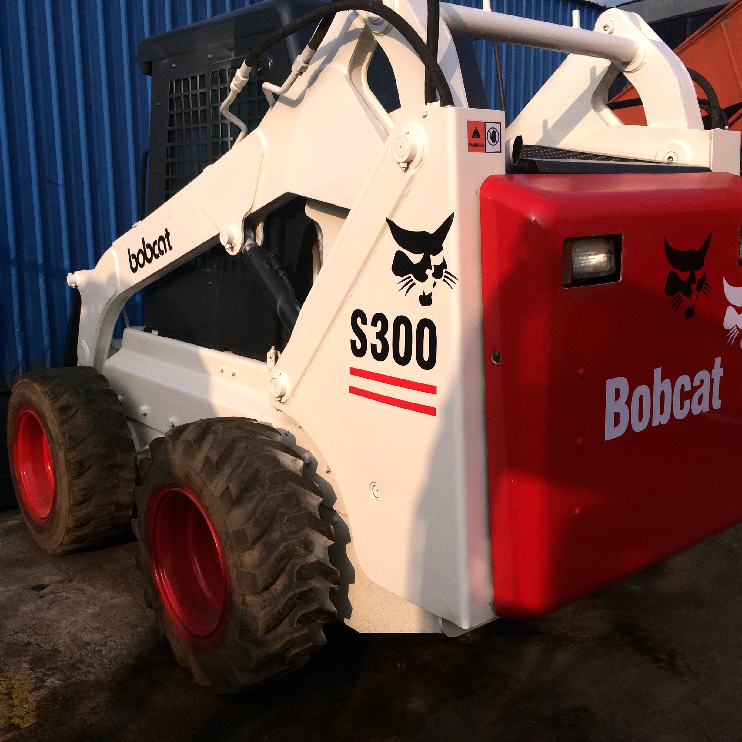 Б/у погрузчик с бортовым поворотом Bobcatt s300