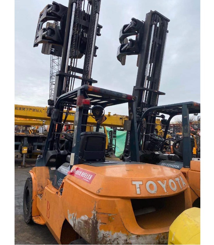Toyota 5ton б/у дизельный вилочный погрузчик, прикрепленный бумажный рулонный зажим для продажи